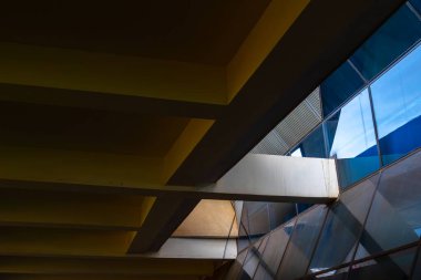 Açısal cam ve geometrik desenli beton yapılara sahip modern mimari.