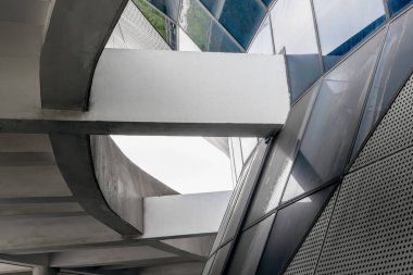 Cam ve beton yapısal elementlerle modern mimari soyut.