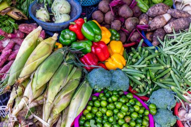 Renkli taze sebzeler, mısır, biber, brokoli ve daha fazlası..
