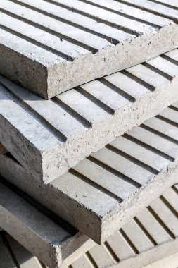 Güneş ışığında paralel oyukları olan desenli beton levhalar..