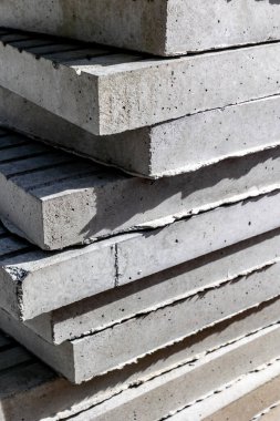 İnşaat projeleri için sert desenli beton yığınları ve görünür tahıllar.