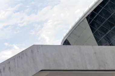 Cam ve beton yapılardan oluşan modern mimari tasarım.