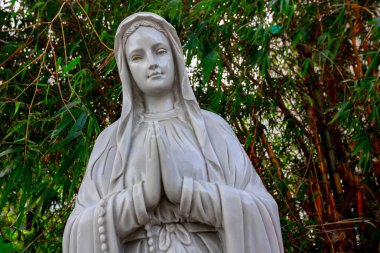 Bambu arka planlı Bakire Meryem 'in heykeli..