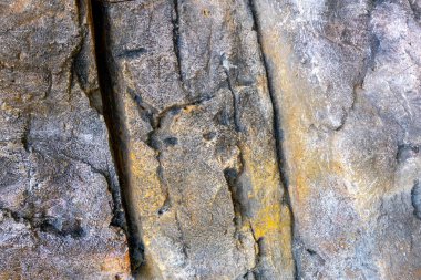 Yakın çekim desenli doğal kaya yüzeyi eskimiş desenler ve toprak tonlarıyla..