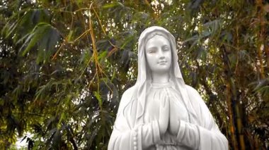 Serin mermer heykel, yemyeşil bambu bahçesinde yakalandı.