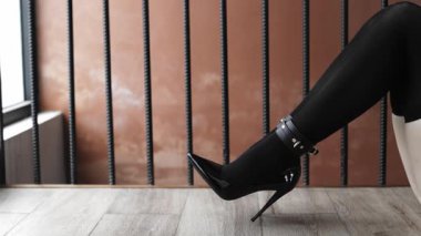 Zarif stiletto hareketi: siyah topuklu ve çoraplar dinamik sırayla yakalandı