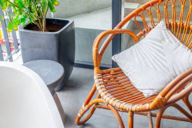 Sıcak balkon, rattan sandalye ve modern açık hava ortamında saksı bitkisi..