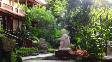 Huzurlu Zen bahçesinde huzurlu bir yolculuk. Huzurlu Buda heykeli ve parlak fenerlerle.