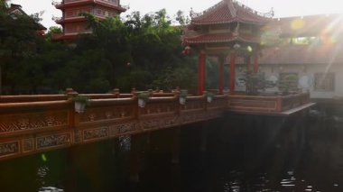 Huzurlu tapınak mimarisi doğal ortamdaki dingin gölete yansıyor.