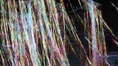Canlı iplikler büyüleyici sanatsal görüntüde göz kamaştırıcı gökkuşağı şelalesi oluşturur.