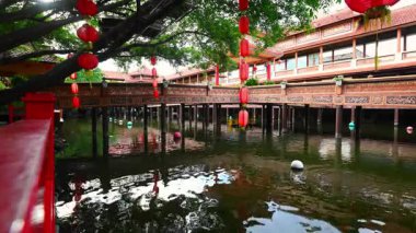 Huzurlu deniz manzaralı kırmızı fenerlerle tarihi ortamda sakin suya yansıyan