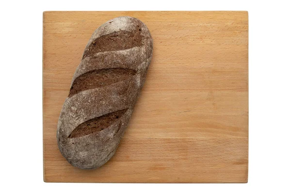 土制的新鲜烤传统黑麦面包 独立于木制背景 顶部视图 全片带有脆皮的农村有机麦片面包 — 图库照片