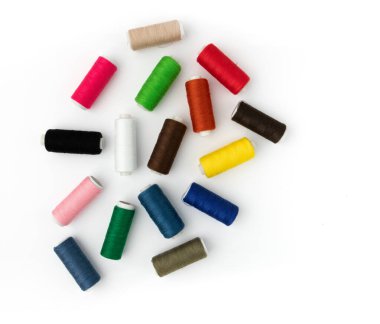 Dikiş ipliği bobini seti, beyaz arkaplanda izole edilmiş renkli makaralar, dikiş teması