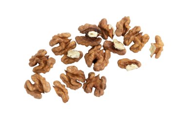 Beyaz arka planda izole edilmiş bir yığın fındık, yakın planda ceviz, atıştırmalık yiyecek konsepti, vegan yemeği.