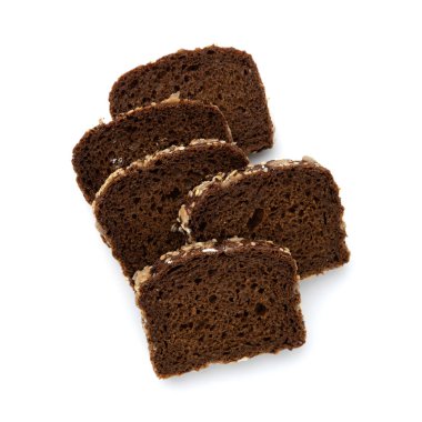 Beyaz arka planda beş dilim çavdar ekmeği, üst manzara, taze lezzetli ev yapımı sağlıklı pişirme.