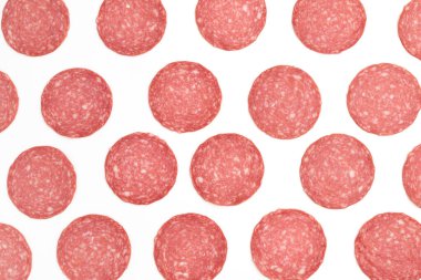 Beyaz arka planda izole edilmiş salam sosisi deseni, dilimlenmiş sosis parçaları.