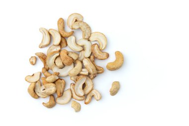 Beyaz arka planda izole edilmiş bir yığın fındık, yakın plan fındık, abur cubur konsepti, vegan yemeği.