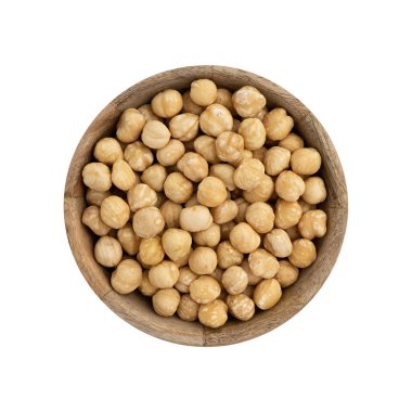 Tahta kasede kavrulmuş fındık, fındık, fındık fındığı, hindistan cevizi ya da fındık tohumları kabuğu, makro yiyecek fotoğrafı, yukarıdan izole edilmiş beyaz arka planda yakın plan.