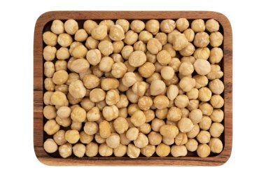 Beyaz arka planda izole edilmiş ahşap tabakta kavrulmuş fındıklı fındık, üst manzara, sağlıklı gıda kavramı.