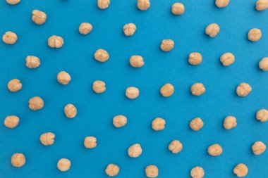 Yaratıcı gıda düzeni, mavi arka planda fındık, üst görünüm, yiyecek konsepti, sağlıklı beslenme, fındık düzlüğü, fındık deseni, organik sağlıklı vegan atıştırmalık.