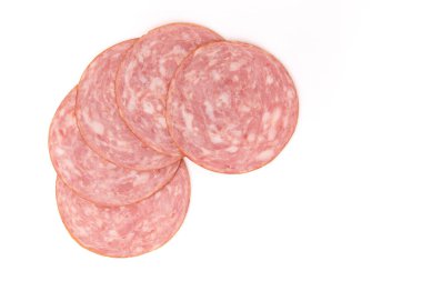 Beyaz arka planda izole edilmiş jambon dilimleri, beş dilim dilimlenmiş sosis...