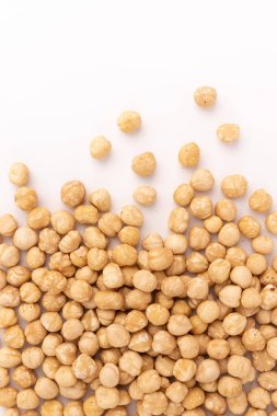 Beyaz arka planda izole edilmiş bir yığın kavrulmuş fındık, üst görünüm, sağlıklı kahvaltı kavramı, vejetaryen yiyeceği, içi boş fındık dolu bir çerçeve.