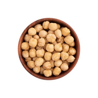 Tahta kasede kavrulmuş fındık, fındık, fındık fındığı, hindistan cevizi ya da fındık tohumları kabuğu, makro yiyecek fotoğrafı, yukarıdan izole edilmiş beyaz arka planda yakın plan.