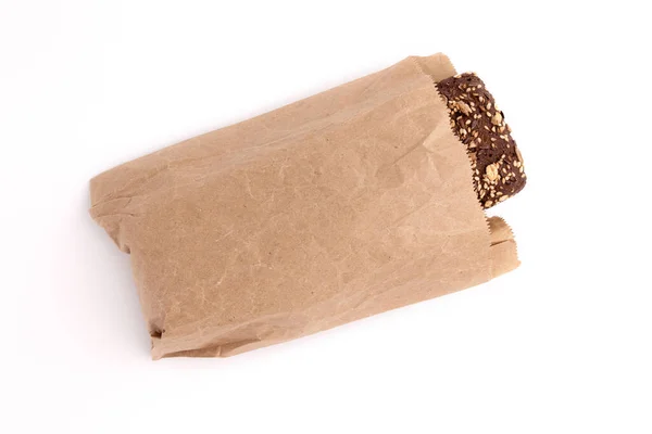 Домашний Свежеиспеченный Традиционный Ржаной Хлеб Бумажном Пакете Изолированном Белом Фоне — стоковое фото