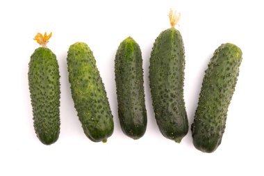 Beyaz arka planda kırpma yolu ile izole edilmiş taze salatalık yığını