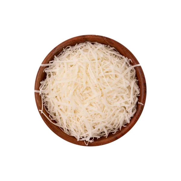 Parmesan peynirli rendelenmiş parmesan, beyaz arka planda izole edilmiş, kırpma yolu olan, dilimlenmiş peynir, İtalyan yemeği.