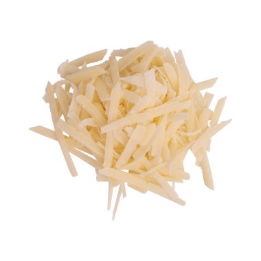 Kırpma yolu olan beyaz arka planda izole edilmiş rendelenmiş peynir yığını. Dilimlenmiş peynir, İtalyan yemeği.