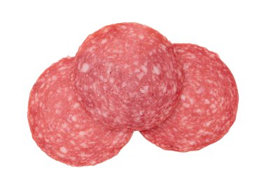 Dilimlenmiş üç parça salam sosisi, beyaz arka planda izole edilmiş salam sosisi, kesme yolu, üst görünüm