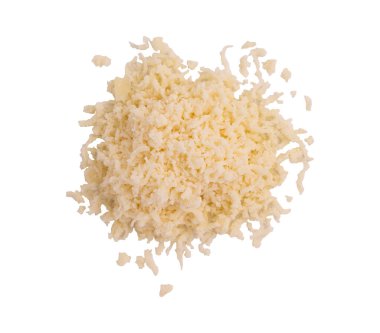 Kırpma yolu olan beyaz arka planda izole edilmiş rendelenmiş peynir yığını. Dilimlenmiş peynir, İtalyan yemeği.