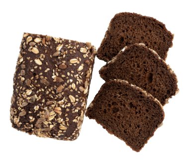 Beyaz arka planda izole edilmiş çavdar ekmeği kesme yolu, üst görüş, taze lezzetli ev yapımı sağlıklı pişirme, tohumlu ekmek ve parçalanmış kırıntılar.