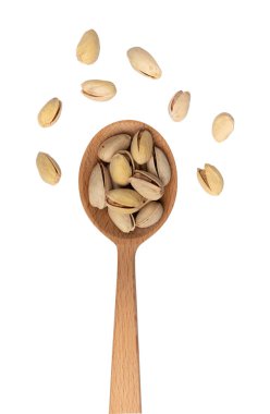 Kabuklu tahta kaşık şam fıstığı kesme yolu, sağlıklı atıştırmalık, vejetaryen yemeği beyaz arka planda izole