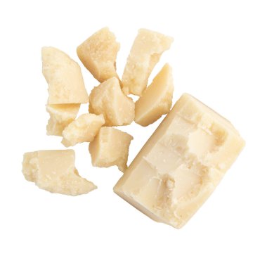 Parmesan peyniri parçaları beyaz arka planda izole edilmiş kırpma yolu, paket tasarım elementi, İtalyan yemeği.
