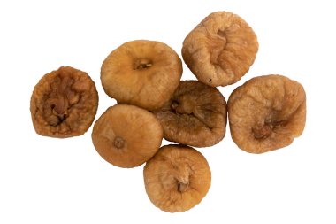 Beyaz arkaplanda kırpma yolu ve üst görünümü ile izole edilmiş bir yığın kuru incir meyvesi.