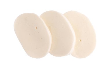 Taze İtalyan mozzarellası beyaz arka planda izole edilmiş.