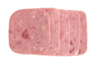 Beyaz arka planda kesilmiş domuz jambonlu sosis dilimleri, üst manzara.