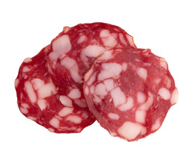 Tütsülenmiş sosis salamı beyaz zemin üzerinde izole edilmiş, kırpma yolu, üst görünüm, düz yatıyordu