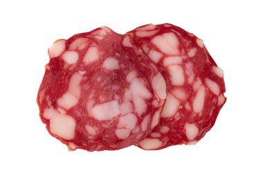 Tütsülenmiş sosis salamı beyaz zemin üzerinde izole edilmiş, kırpma yolu, üst görünüm, düz yatıyordu