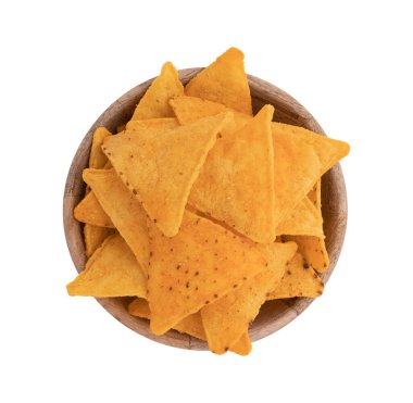 Beyaz arka planda izole edilmiş Meksika mısır cipsi, kırpma yolu, tahta kasede mısır cipsi, tuzlu atıştırmalık