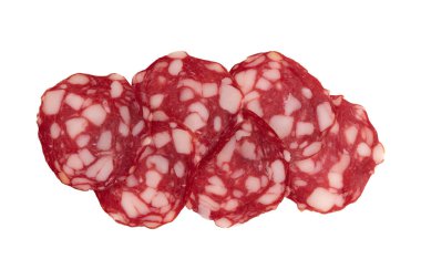 Tütsülenmiş sosis salamı beyaz zemin üzerinde izole edilmiş, kırpma yolu, üst görünüm, düz yatıyordu