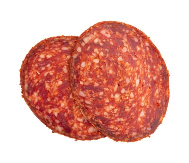 Kırmızı biberli tütsülenmiş sosis salamı beyaz arka planda izole edilmiş, geleneksel İspanyol sosisi pepperonisi, üst manzara, düz yatış.