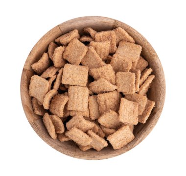 Tahta kase gevrek granola, tarçınlı tost beyaz arka planda izole edilmiş kırpma yolu, tarçınlı gevrek yığını.