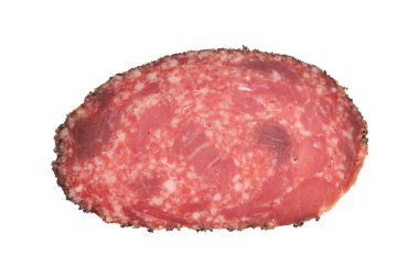 Siyah biberli tütsülenmiş sosis salamı beyaz arka planda izole edilmiş kırpma yolu, üst görünüm, düz yatış