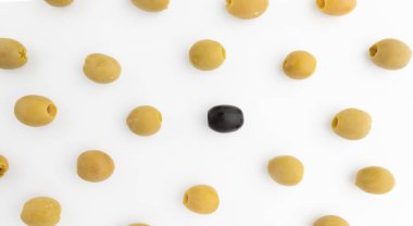 Beyaz arka planda yalıtılmış yeşil ve siyah zeytin deseni, vejetaryen yiyecekler.