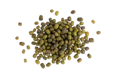 Beyaz arka plan üzerinde izole mung fasulye yığını 