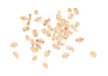 Beyaz arkaplanda izole edilmiş kuru yulaf ezmesi yığını