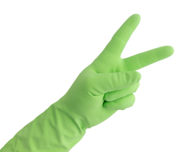 Yeşil kauçuk temizleme eldiveni beyaz arka planda izole edilmiş barışın sembolünü gösteriyor